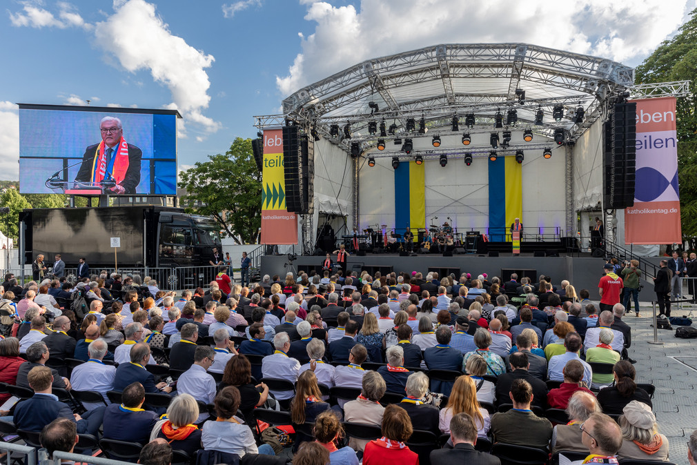 Blick auf die Bühne im Oberen Schlossgarten und das Publikum bei der Eröffnung des Katholikentags