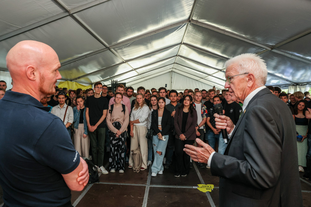 Ministerpräsident Winfried Kretschmann (rechts) und ESA-Astronaut Dr. Alexander Gerst (links) im Gespräch vor Studierenden..